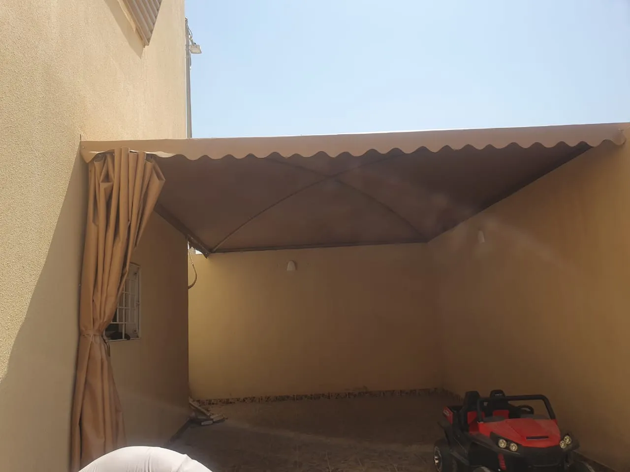 مظلات وسواتر